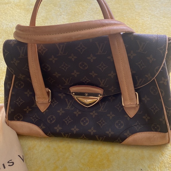 Louis Vuitton. Beverly Handbag GM - Picture 4 of 16